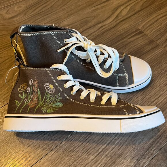 NWT Hand-Painted Floral High-Top Sneakers | One of a Kind Size 8 - Picture 3 of 6